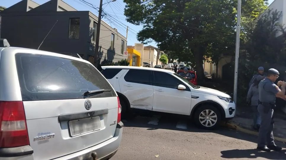 SUV e carro colidem no Jardim Paulista, em Presidente Prudente; idosa de 73 anos é socorrida