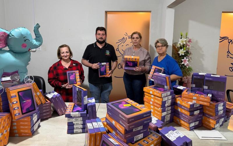 Pirapozinho entrega 226 tablets a alunos da rede municipal de ensino