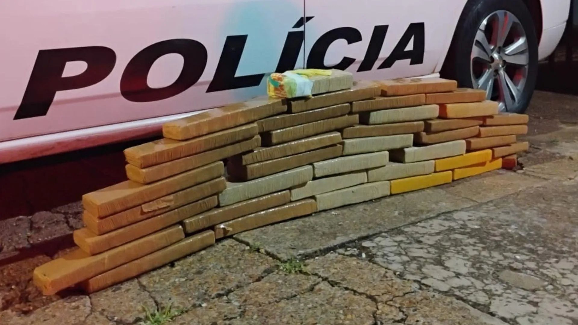 Homem é preso com 31 kg de maconha em mala em Adamantina (SP)