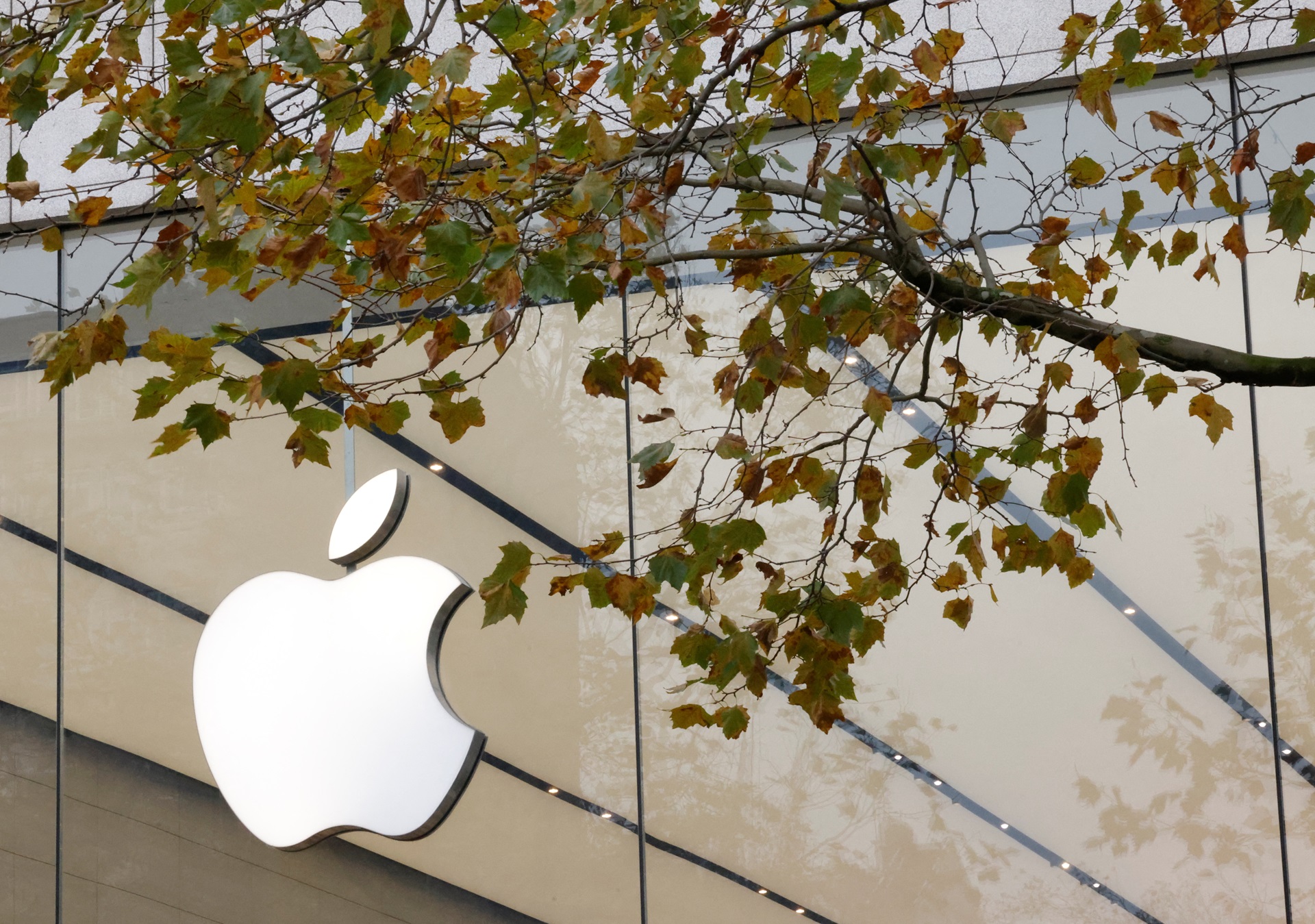 Apple apresenta primeiro iPhone dobrável e pode elevar preço da linha Pro em até US$ 200