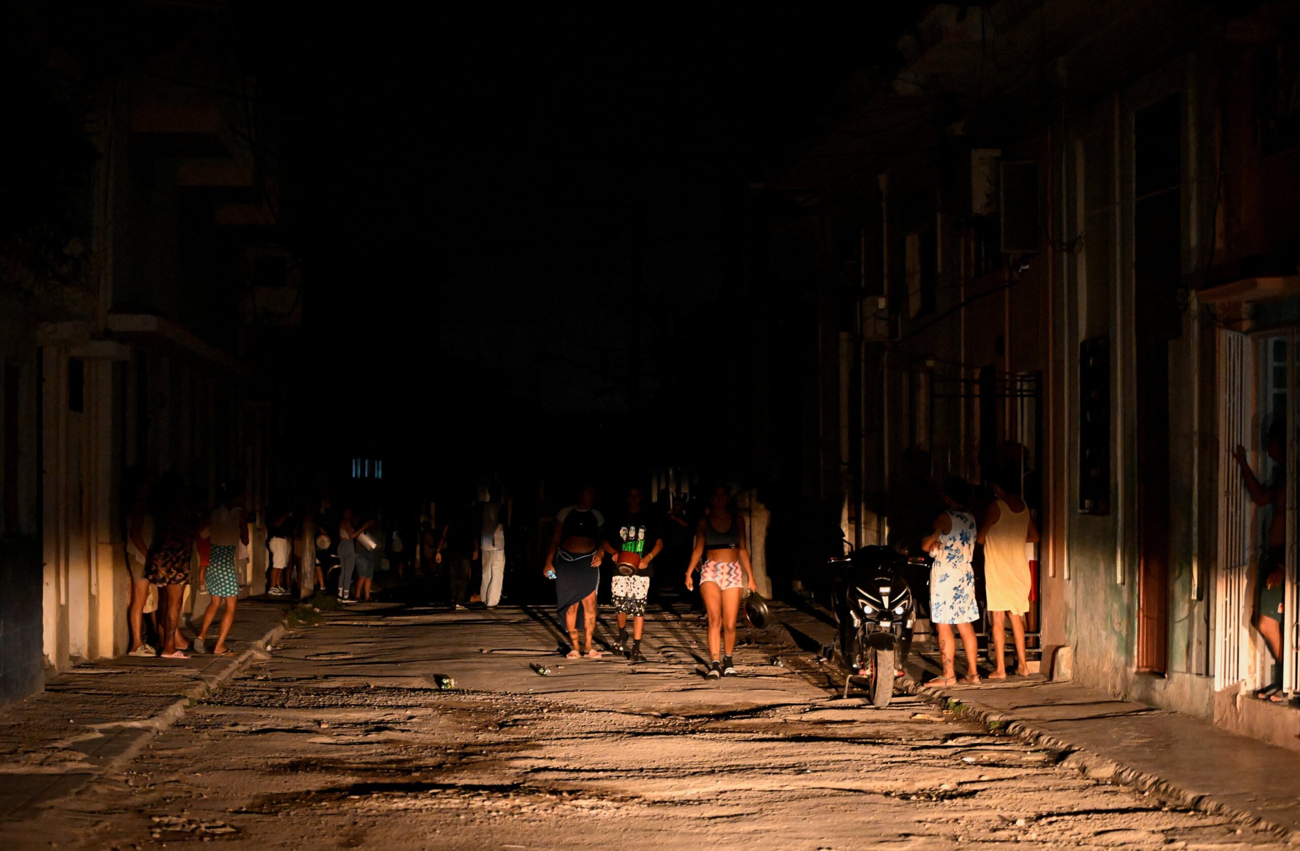 Cuba sofre novo apagão nacional após colapso da rede elétrica