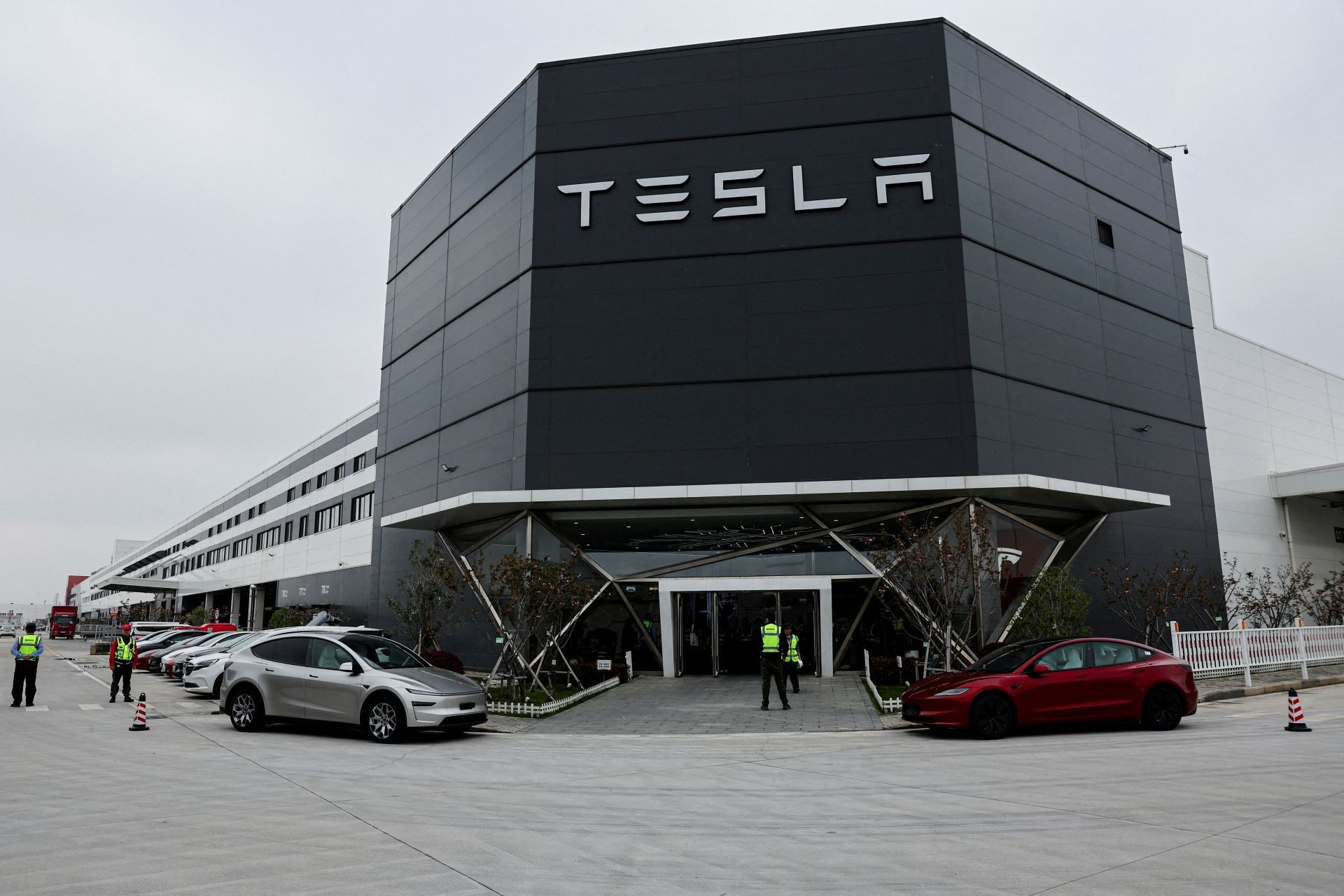 Tesla anuncia evento em 1º de outubro para apresentar nova geração do Roadster