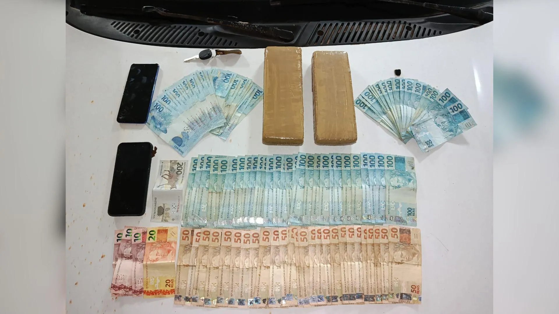 Motorista é preso com maconha e R$ 8,4 mil em Rancharia; namorada e enteada estavam no carro