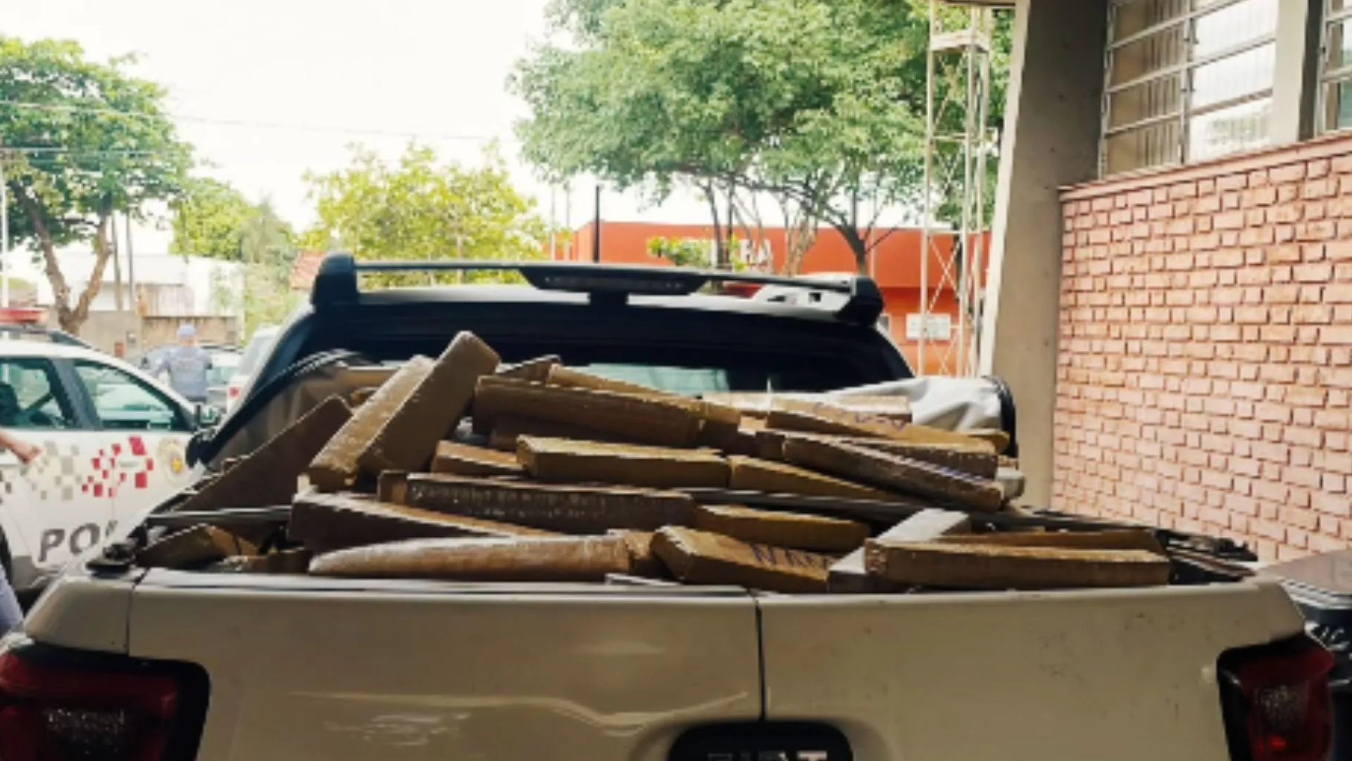 Homem é preso em Teodoro Sampaio com maconha e fuzil após fugir de abordagens policiais