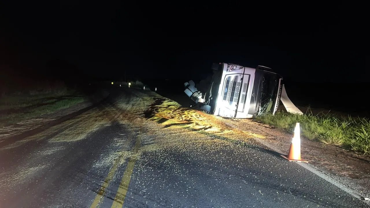 Caminhão carregado de milho tomba na alça de acesso da Rodovia Arlindo Béttio, em Rosana