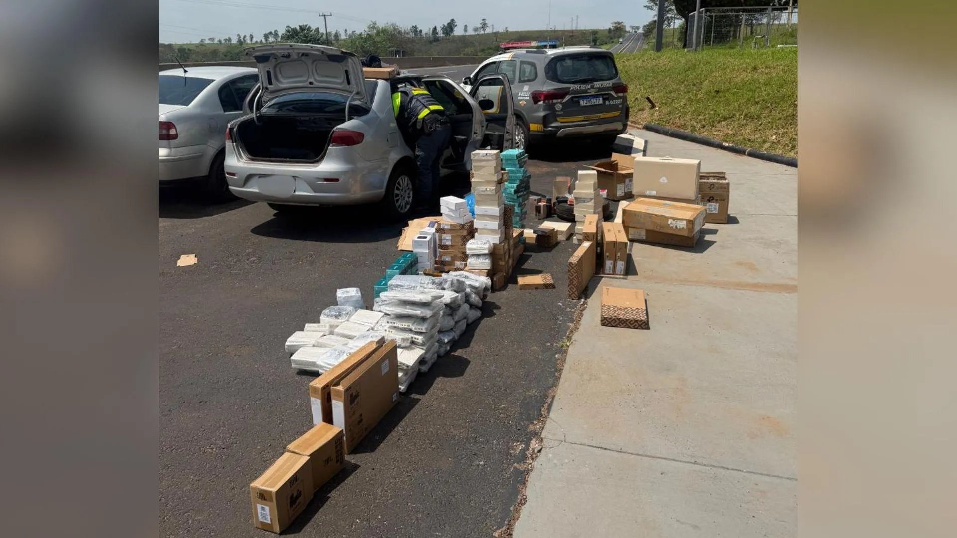 Polícia Rodoviária apreende cosméticos e eletrônicos avaliados em R$ 498 mil em Presidente Venceslau