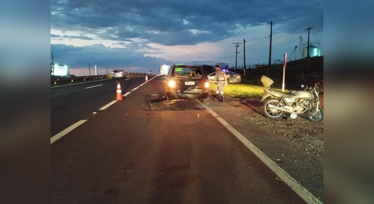 Motociclista de 58 anos morre após bater em carro com pisca-alerta ligado na Raposo Tavares, em Regente Feijó