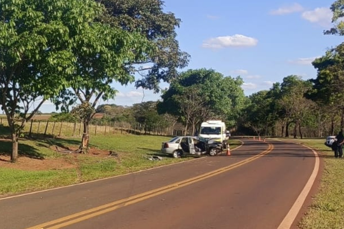 Passageira de 42 anos morre após carro bater contra árvore em via de acesso em São João do Pau d'Alho