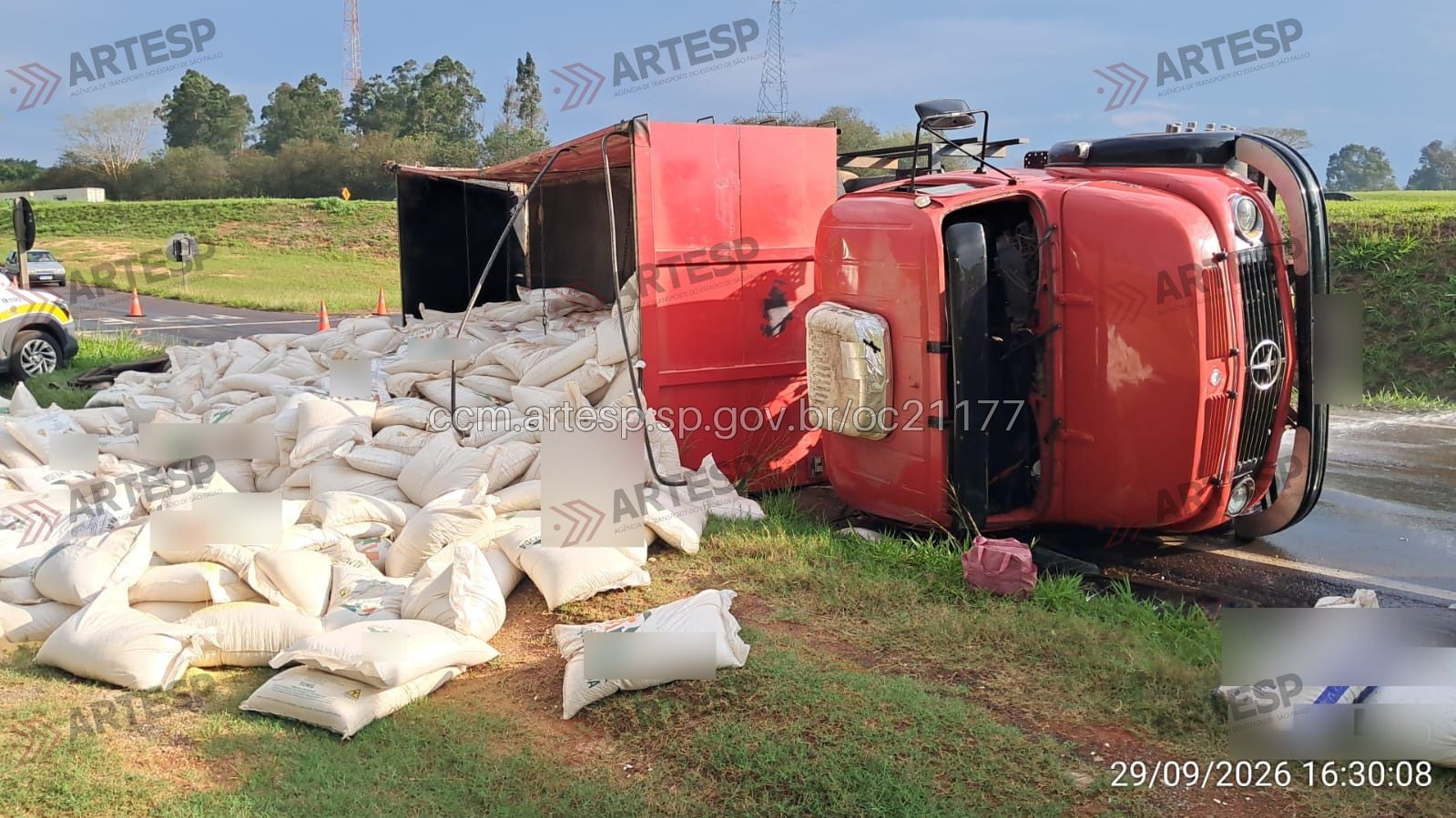 Caminhão com ração tomba e interrompe alça de acesso da Raposo Tavares em Álvares Machado