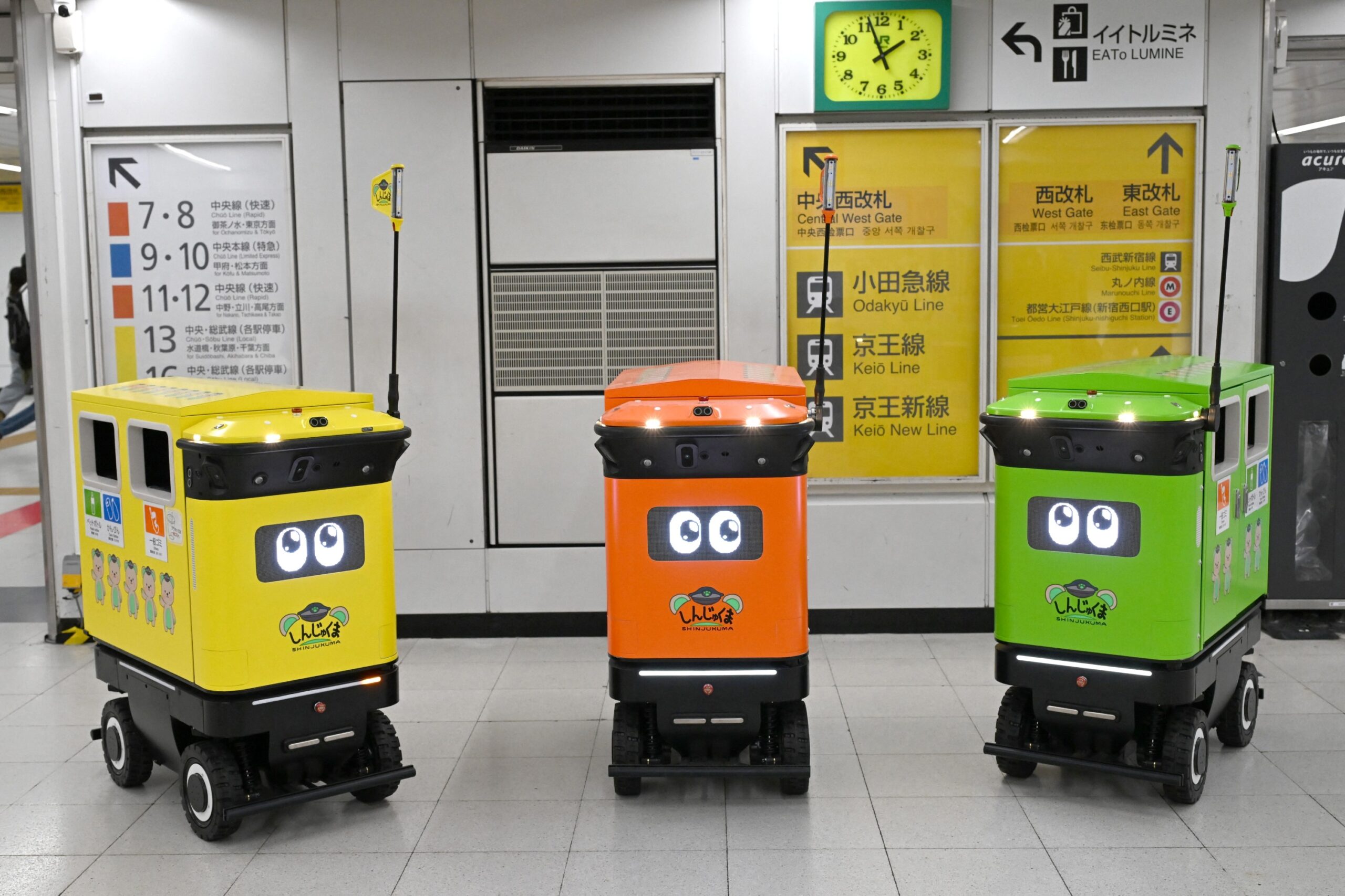 Estação de Shinjuku, em Tóquio, testa robôs para recolher lixo em corredores subterrâneos
