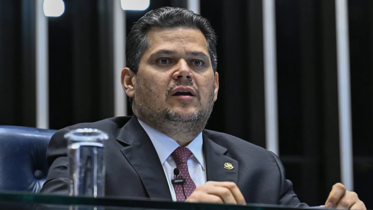PF expõe mensagens entre Alcolumbre e Vorcaro com declarações de lealdade e festas