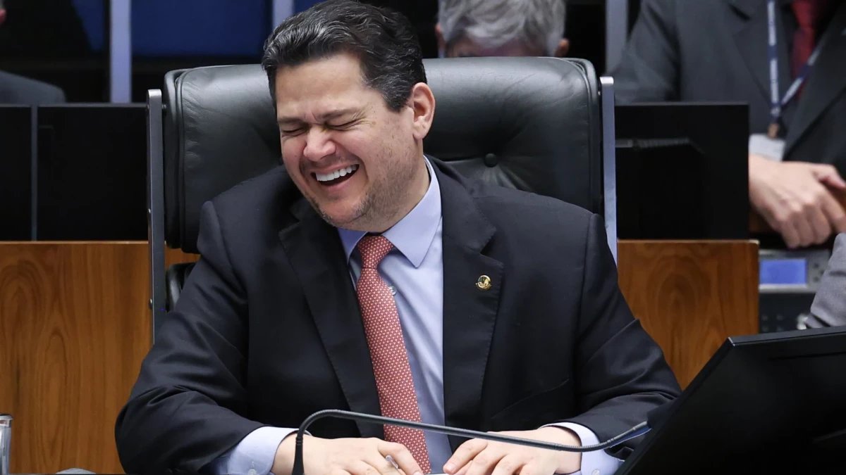 Alcolumbre diz que “não deve achar nada” sobre mensagens entre Vorcaro e Moraes