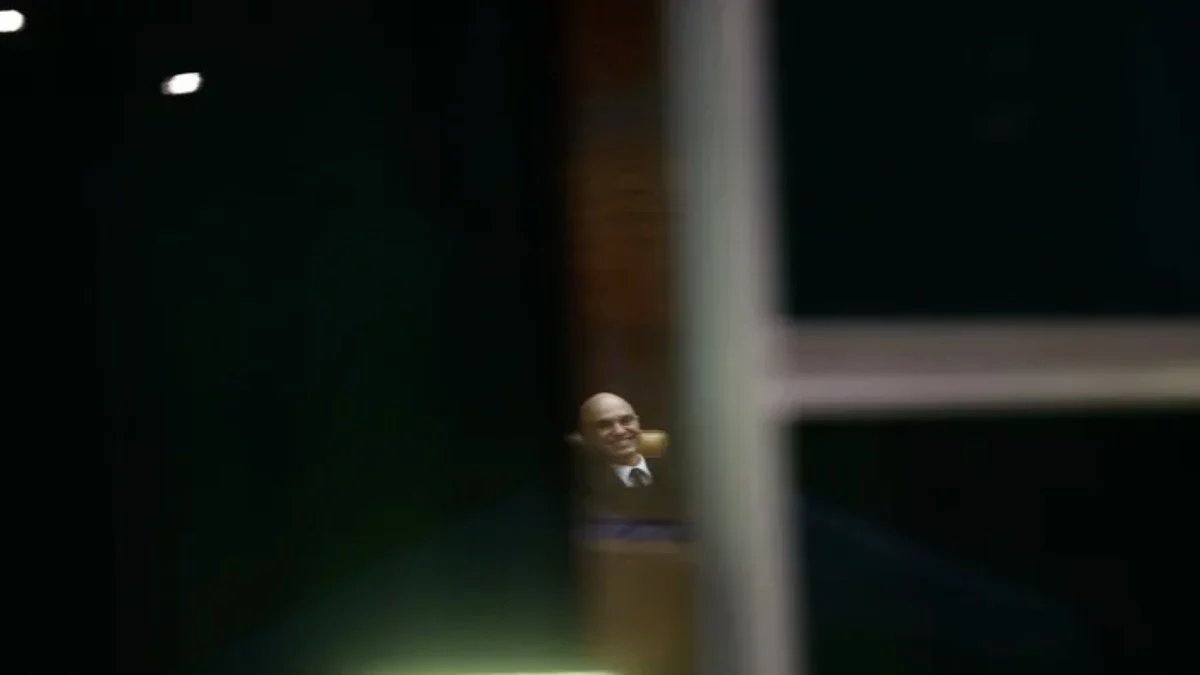 Sessão do STF tem bate-boca entre Moraes e Mendonça e termina sem decisão sobre investigação