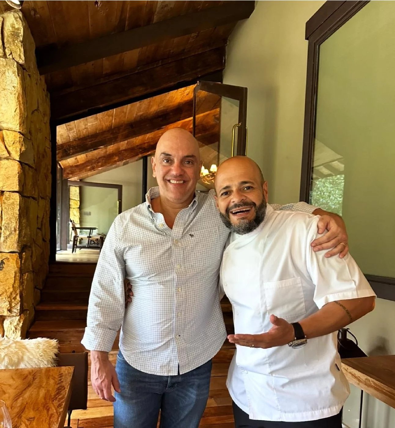 Celular de Vorcaro revela banquete de caviar, wagyu e vinhos raros para Moraes em Campos do Jordão