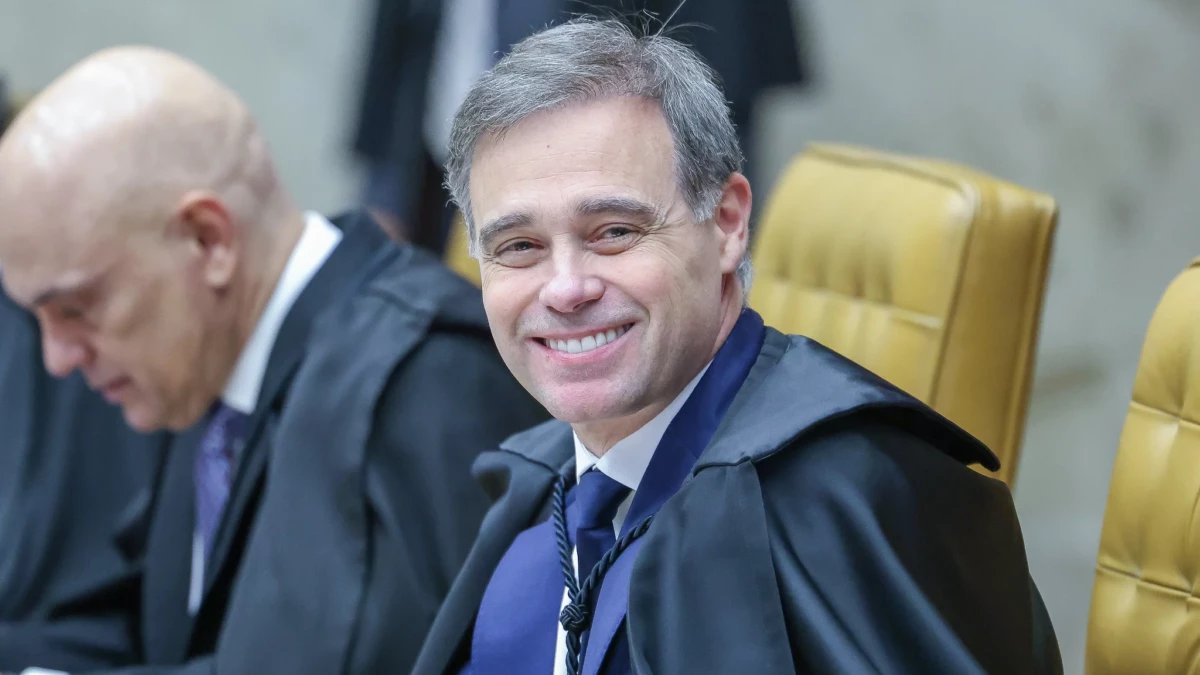 André Mendonça pede ao presidente do STF afastamento cautelar de Alexandre de Moraes