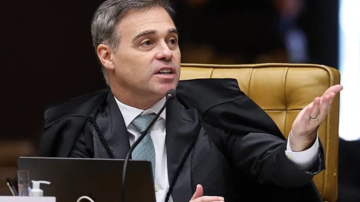 André Mendonça pede a Fachin acesso total ao inquérito das fake news