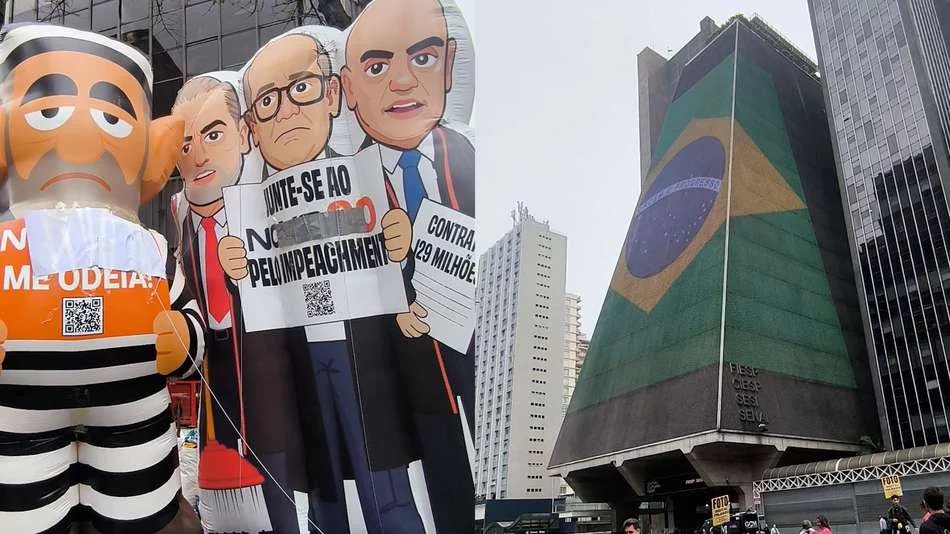 Ato na Paulista exibe bonecos infláveis de Moraes, Toffoli, Gilmar e Lula com pedido de impeachment