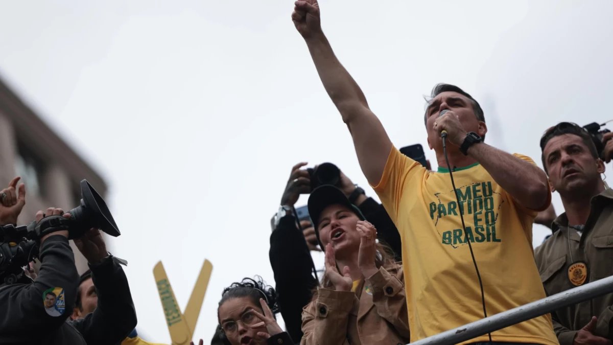 Campanha de Flávio Bolsonaro aposta em voto útil da direita para vencer já no primeiro turno