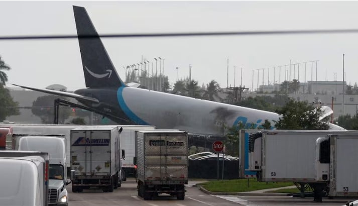 Avião cargueiro da Amazon invade estrada após pouso em Miami e pega fogo