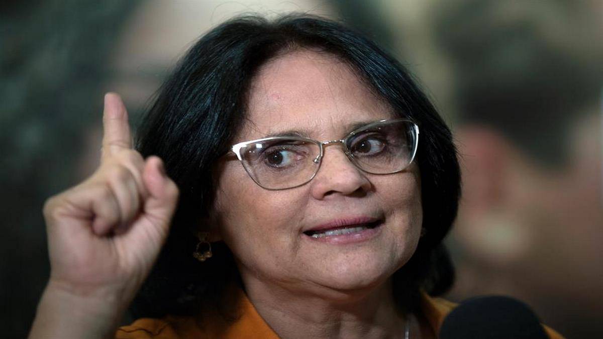 Damares Alves chama de 'nojento' comentário de Lula sobre 'toque' em mulheres