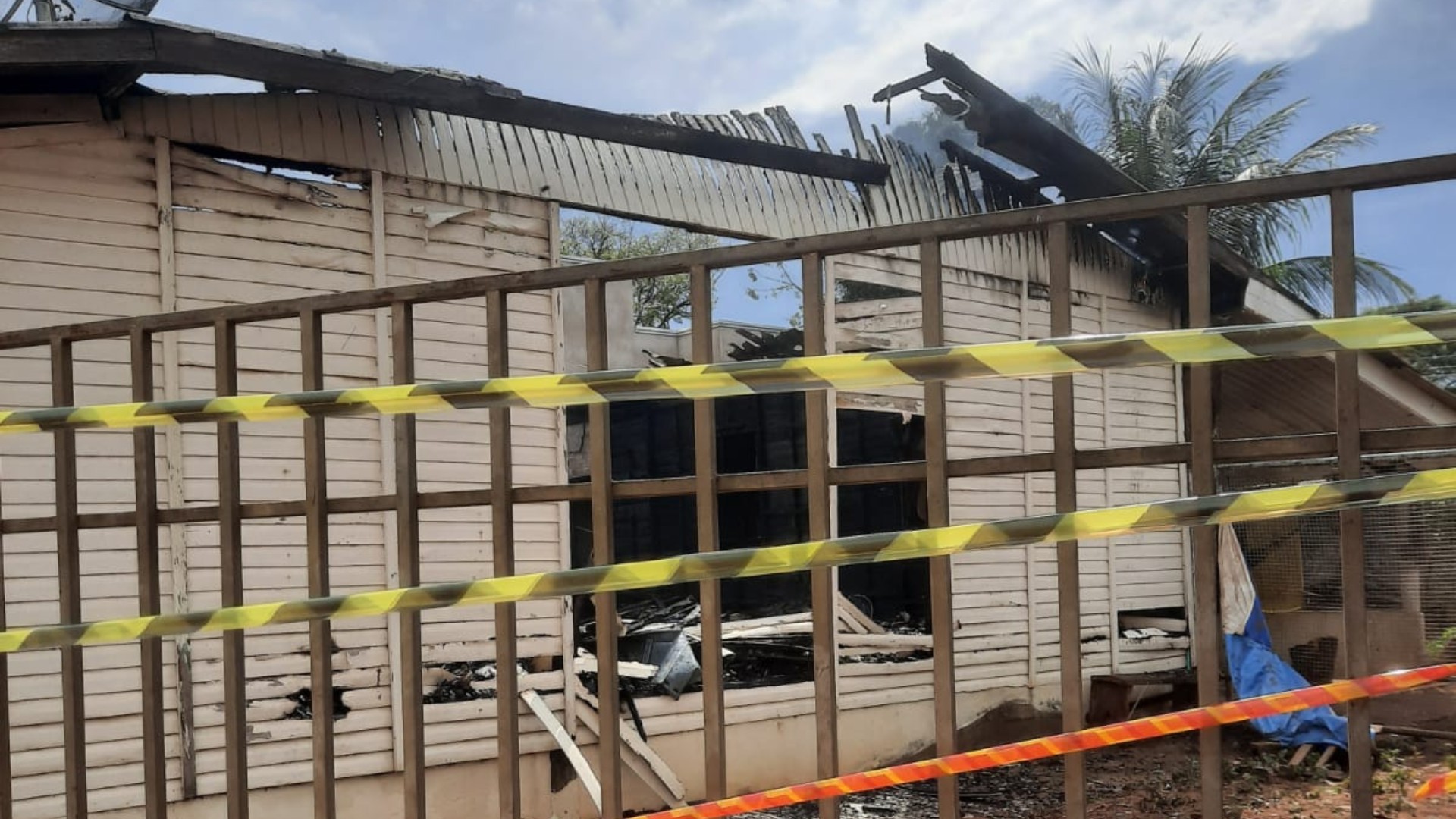 Incêndio atinge segundo andar de casa no distrito de Primavera, em Rosana