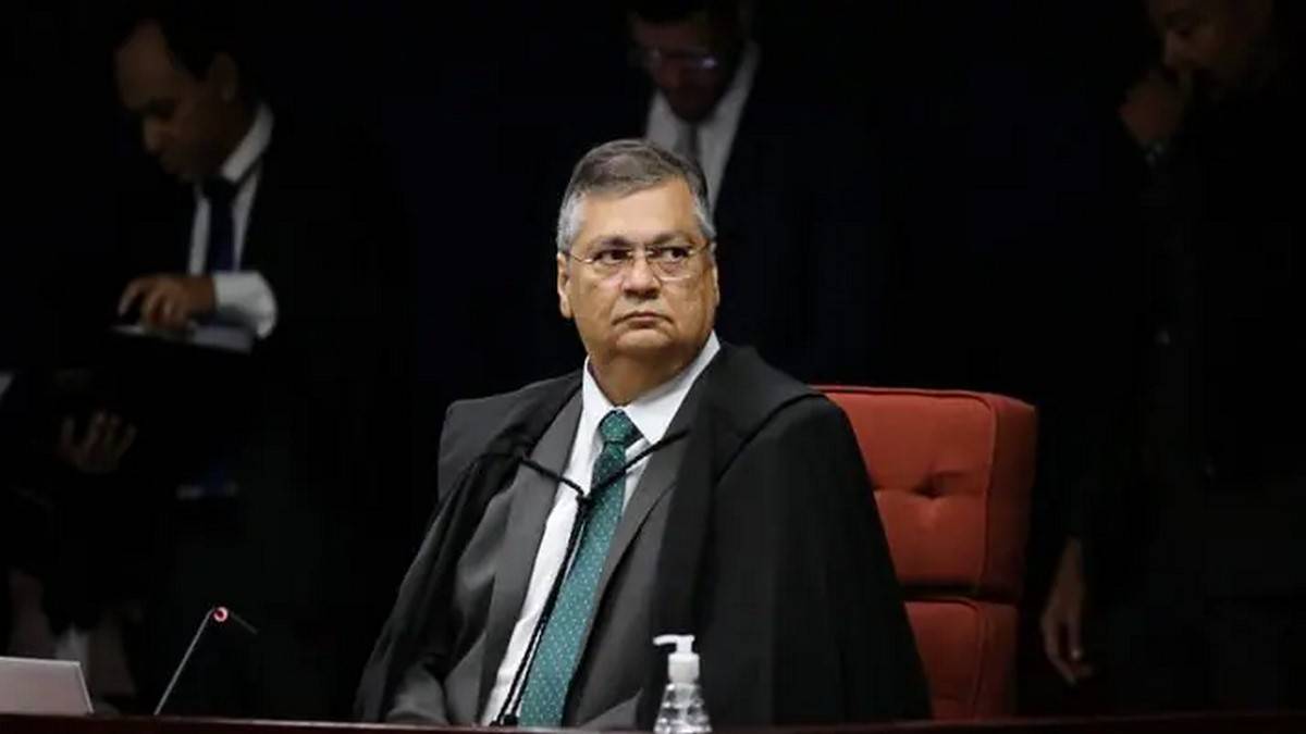 Em sessão no STF, Dino cita Datafolha em defesa de Moraes e não menciona apoio a impeachment