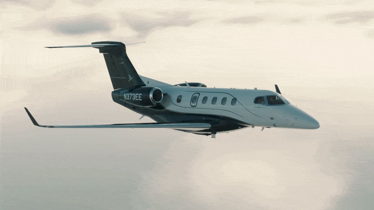 Embraer planeja entregar jato Phenom 300EV com pouso automático em 2028