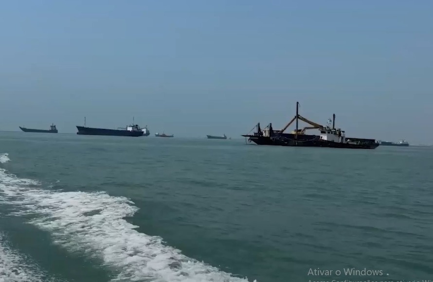 EUA atacam três navios-tanque iranianos no Golfo e elevam crise no Estreito de Ormuz