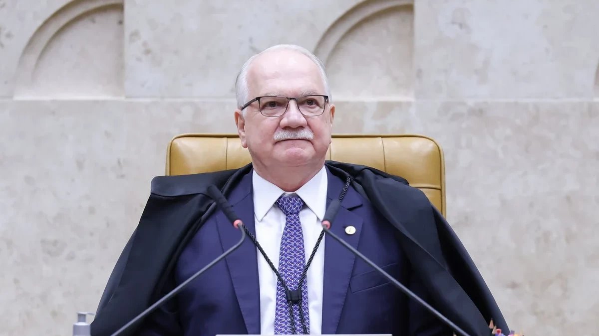 Fachin determina suspensão de investigações contra ministros do STF e exige remessa à presidência