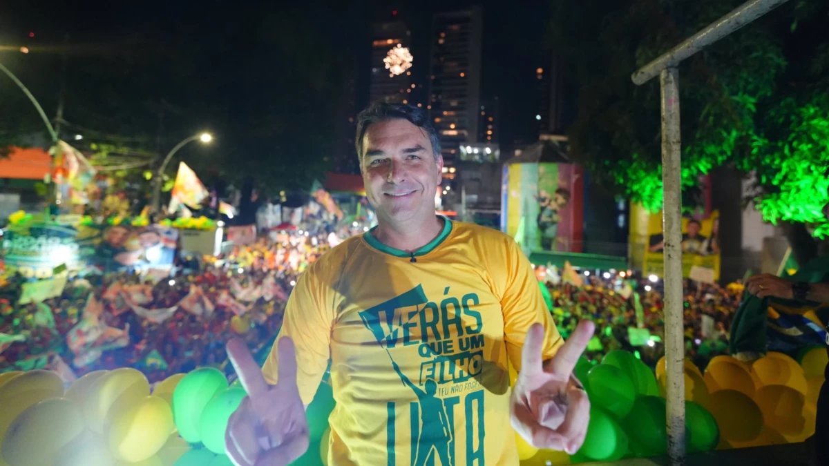 Flávio Bolsonaro acusa Lula de preparar golpe após PT pedir investigação no STF
