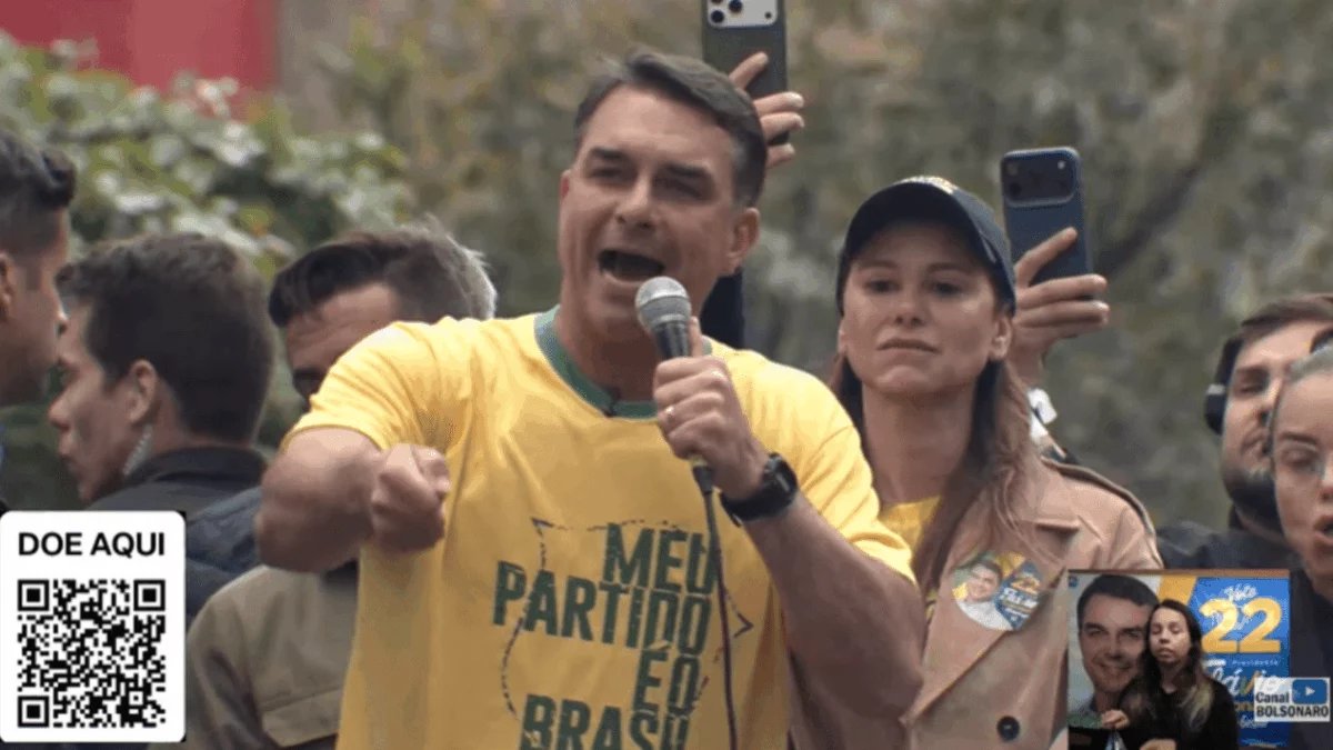 Flávio Bolsonaro fala em 'terceira facada' e promete renovar STF em ato na Paulista