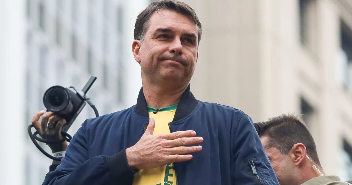 Flávio Bolsonaro critica reajuste do Bolsa Família e diz que pobre quer "oportunidade, não migalha"