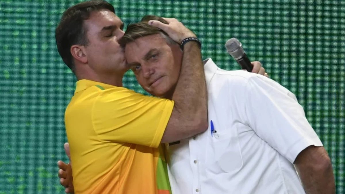 Flávio Bolsonaro avança em SP e MG, e projeção supera desempenho de Jair em 2022