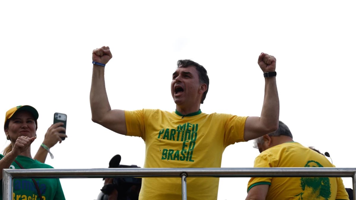 Flávio Bolsonaro critica TSE e cita censura ao pai ao defender Renan Santos