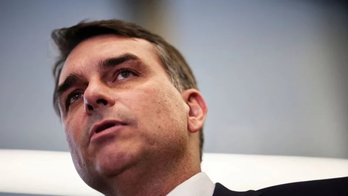 Flávio Bolsonaro chama reajuste do Bolsa Família de ato de desespero e diz que medida é ilegal