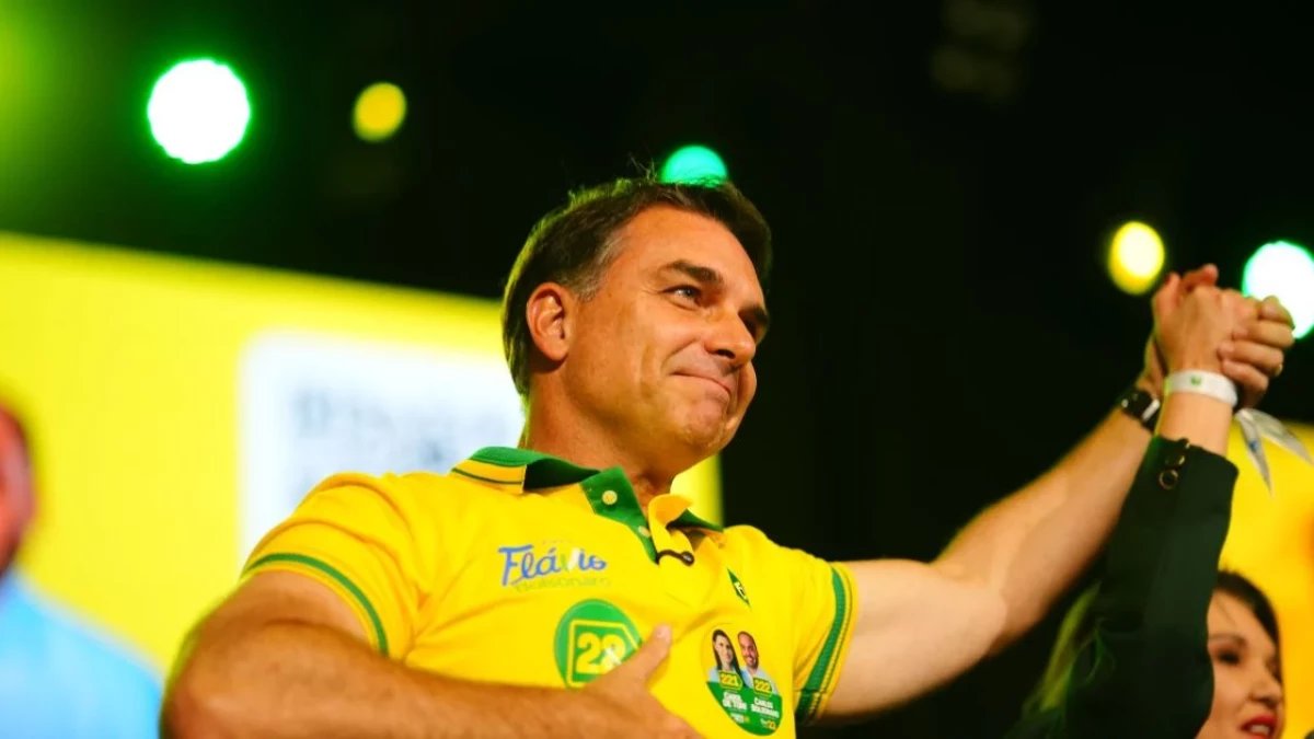 Flávio Bolsonaro confirma presença no último debate do 1º turno mesmo sem Lula