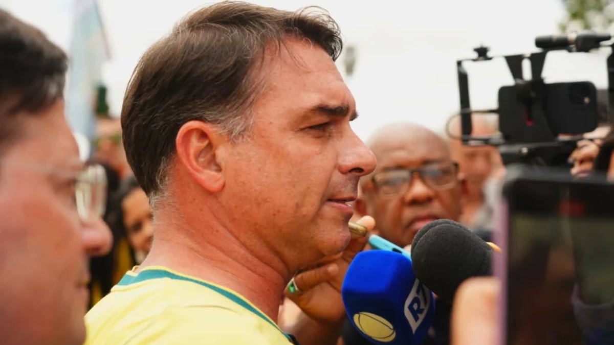 Flávio Bolsonaro critica STF em live e diz esperar que ministros não façam "gracinha" contra ele