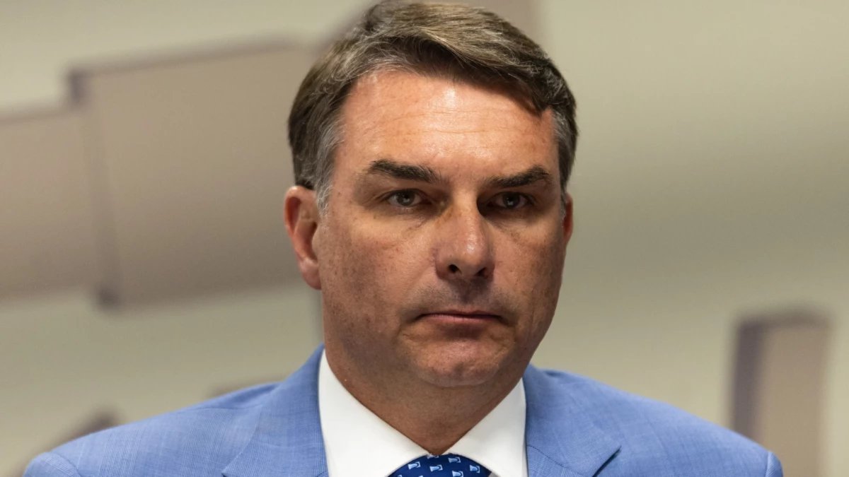 Flávio Bolsonaro solicita a Dino que retire todo o sigilo do caso Dark Horse