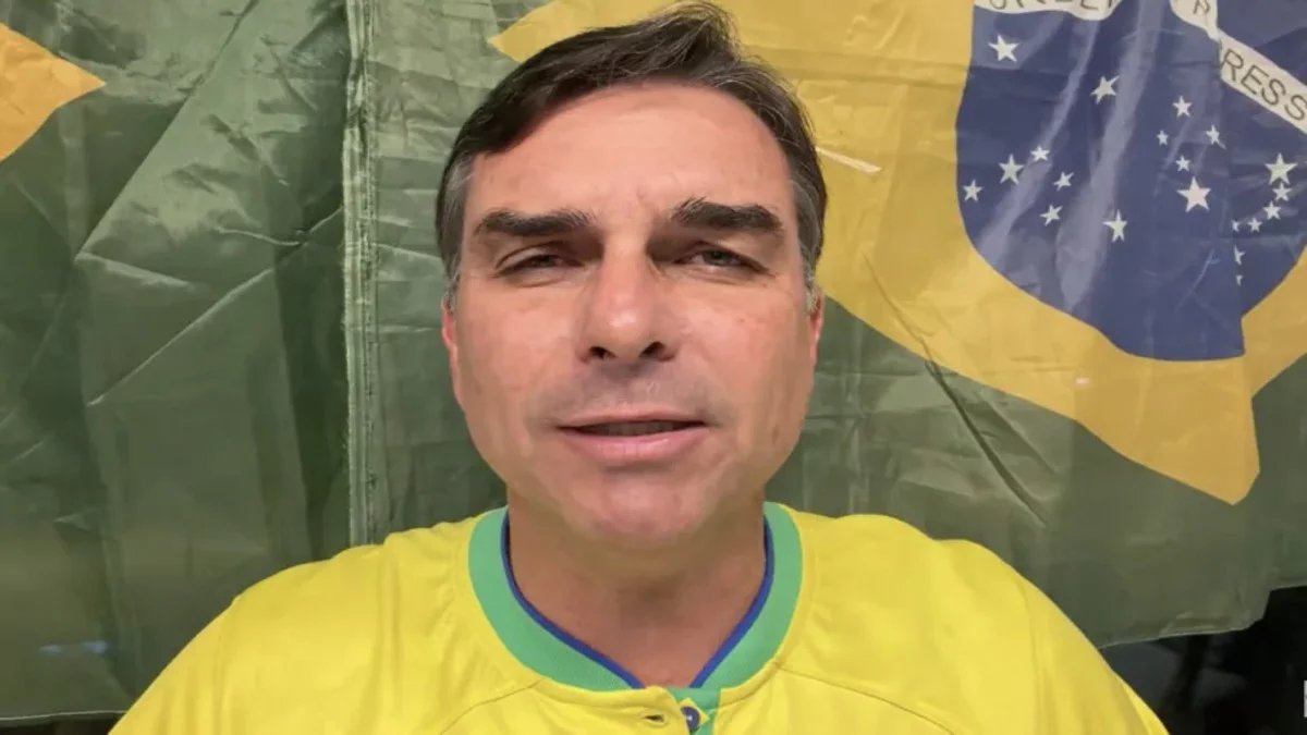 Flávio Bolsonaro diz que Lula tem 'rabo preso' e cobra posição sobre crise no STF