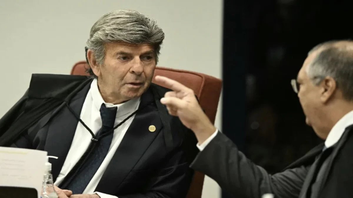 Fux suspende decisão de Dino e critica liberação de notícia falsa sobre Flávio Bolsonaro