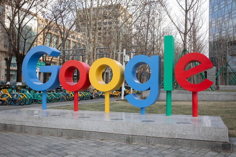 Google é multado em € 403 milhões na Irlanda por uso de dados de geolocalização
