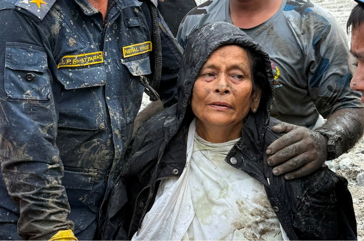 Idosa é encontrada viva após dez dias soterrada no Nepal