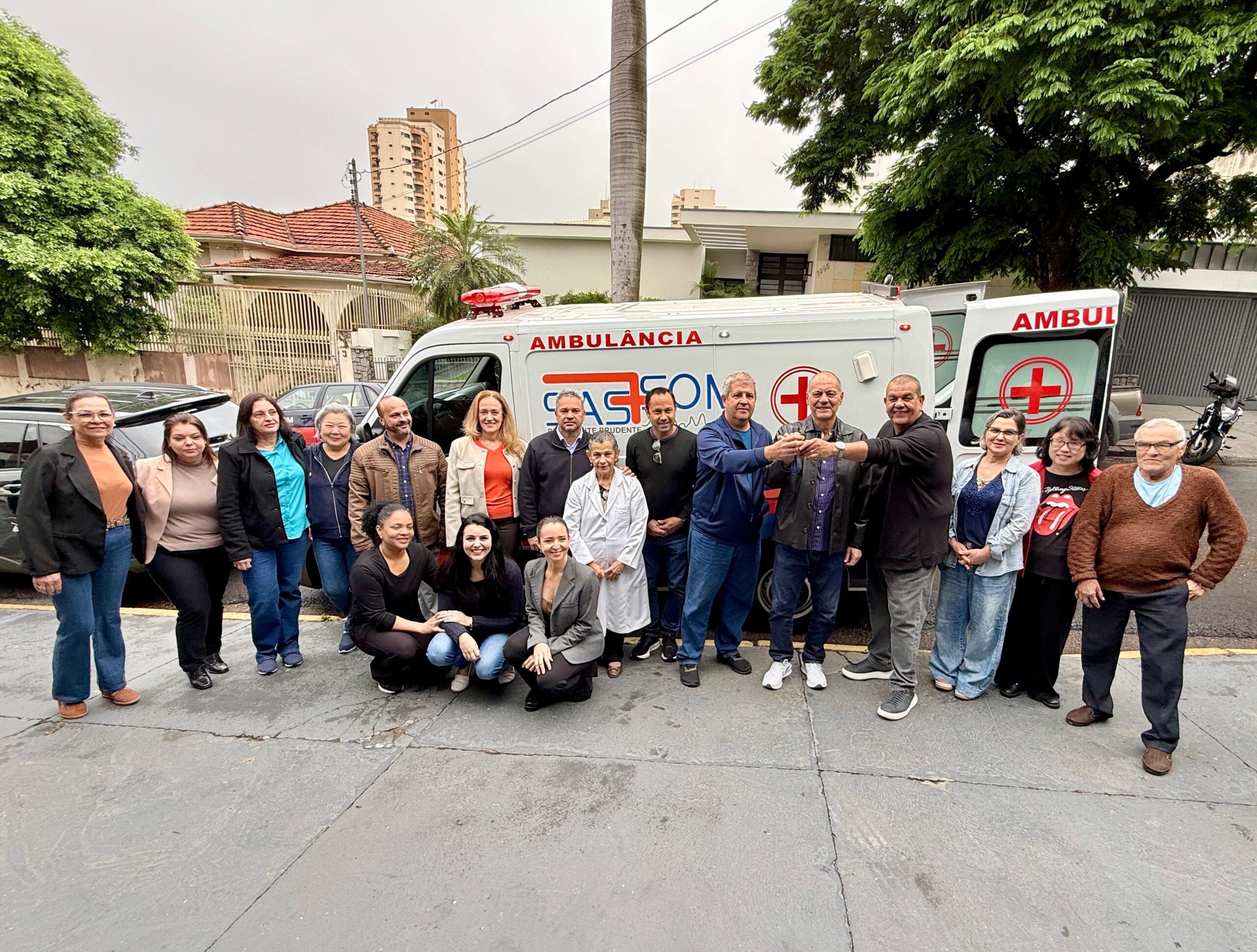 Vereadores prestigiam entrega de nova ambulância do Sassom