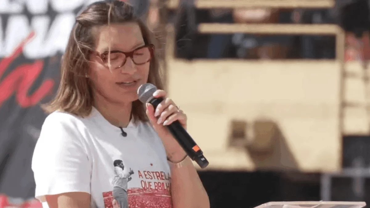 Janja pede voto contra os Bolsonaros em Ceilândia; Michelle lidera pesquisa ao Senado no DF
