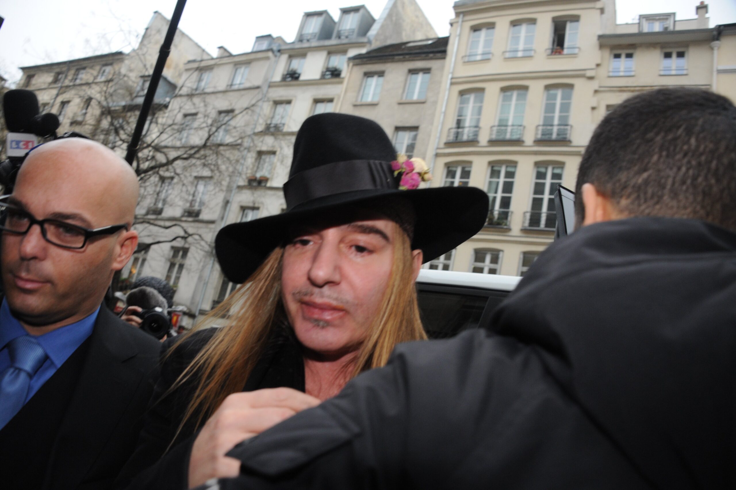 Met e John Galliano cancelam exposição após protestos por homenagem a estilista com passado racista e antissemita