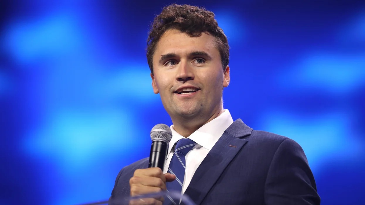 Professora comemora um ano da morte de Charlie Kirk nas redes; universidade analisa o caso