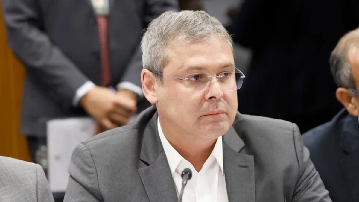 Lindbergh Farias pede à PGR afastamento de André Mendonça do TSE