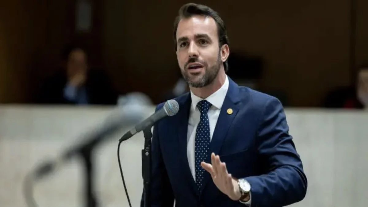 Procuradoria Eleitoral de SP pede veto ao uso da imagem de Bolsonaro em campanha de deputado do PL