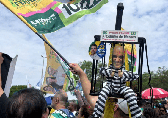 Ato em Brasília reúne 300 pessoas contra Moraes e Lula e pede anistia a Bolsonaro