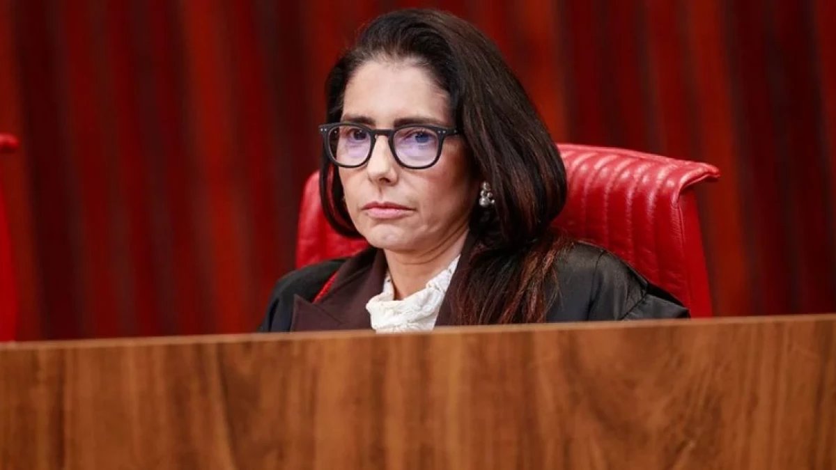 TSE nega pedido de Flávio Bolsonaro para retirar do ar fala de Lula sobre milícia